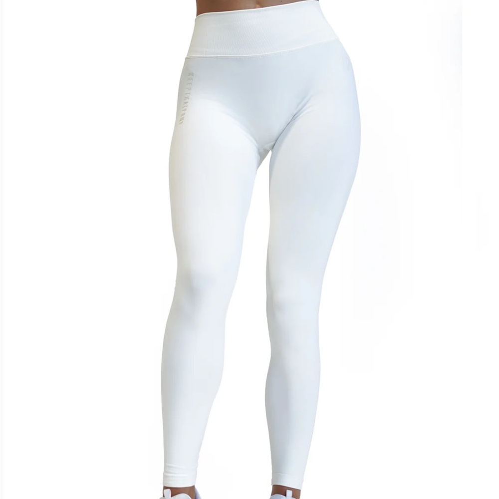 Keepthepump scrunch back off white leggings